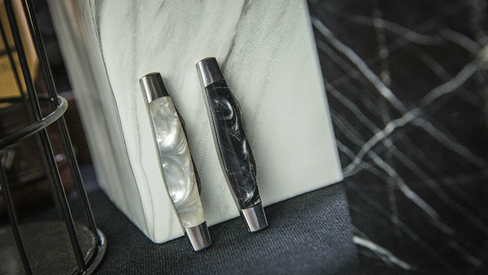 ARTISAN COLOR-CHANGING KNIVES