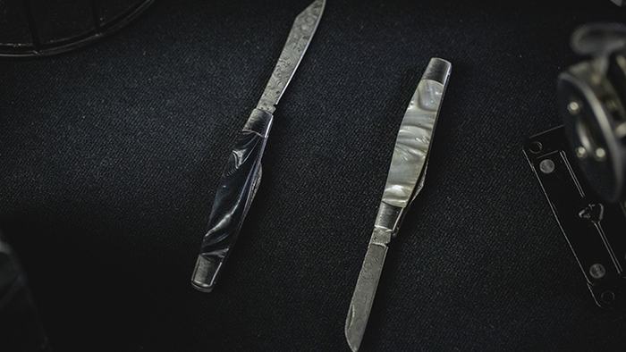 ARTISAN COLOR-CHANGING KNIVES